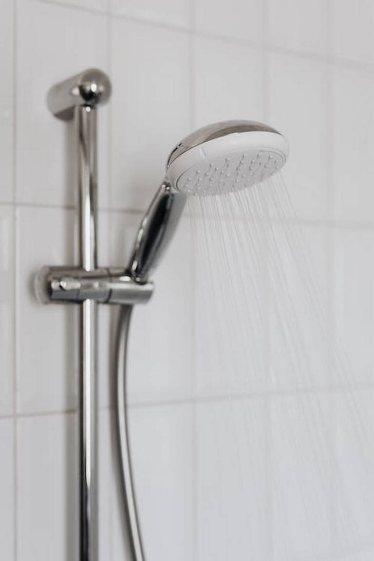 Calentador de agua o ducha eléctrica: ¿cuál genera mayor ahorro al