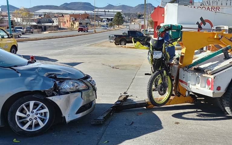  Fallece motociclista tras chocar contra vehículo en la Niños Héroes accidente muerte avenida vehiculos heridas transito paramedicos noticias de Parral Chihuahua