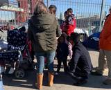 Familias migrantes permanecen a la intemperie en espera de ingresar a Estados Unidos / Cortesía | Gobierno del Estado