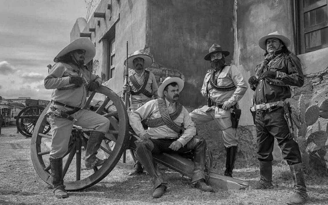 Grupo De Soldados Con Traje Militar Histórico Foto de archivo